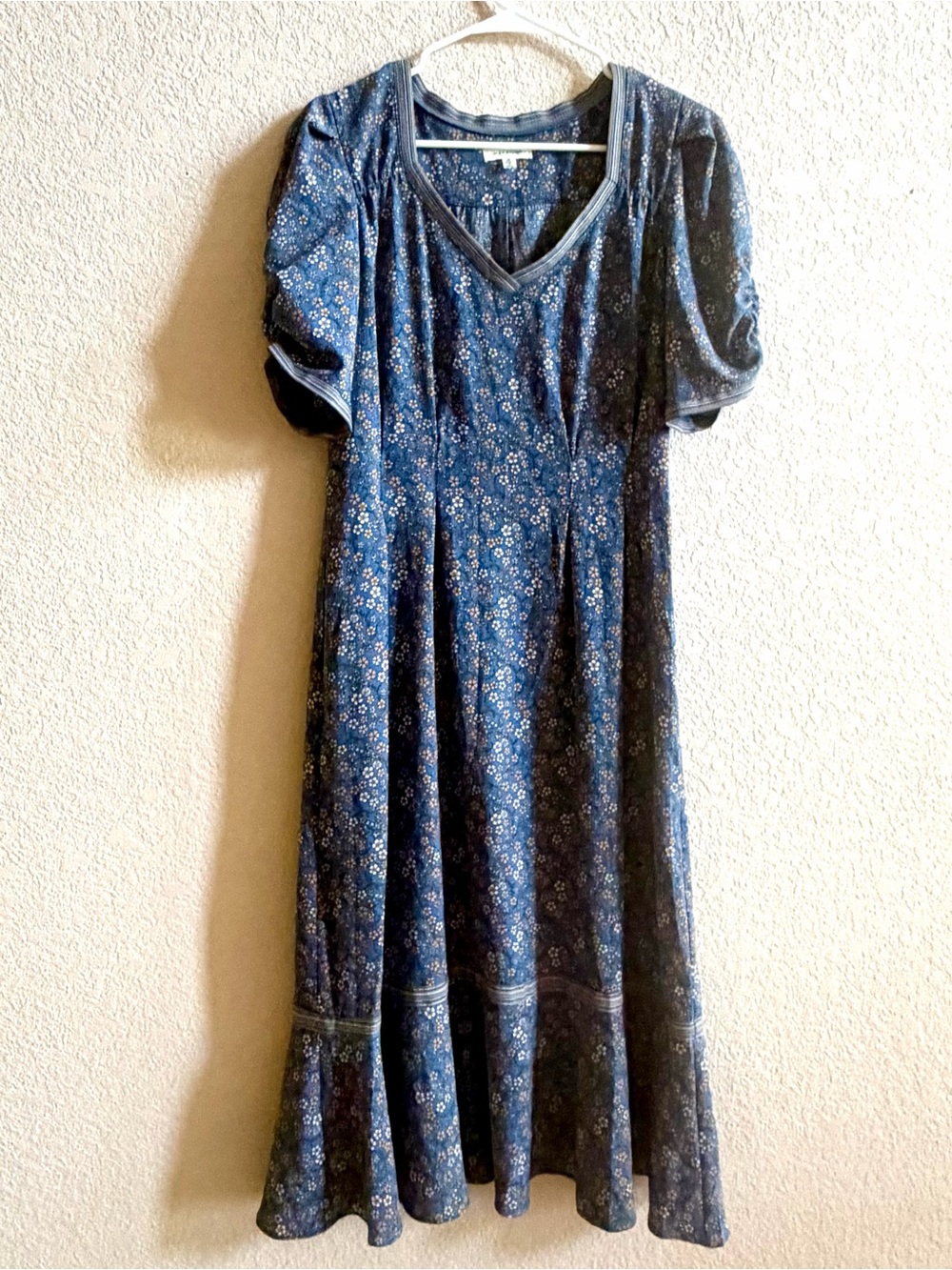 Max Studio Blue Floral V‑Neck Midi Dress